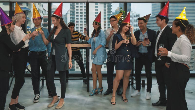 Gruppo di imprenditori che si divertono a bere champagne e vino insieme per festeggiare il successo dell'azienda e festeggiare il immagini stock libere da diritti Gruppo di imprenditori che si divertono a bere champagne e vino insieme per festeggiare il successo dell'azienda e festeggiare il immagini stock libere da diritti