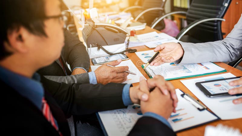 Gruppo di imprenditori maschii che discutono progetto della gestione durante il lavoro insieme ed analizzare commercio ed esperie fotografia stock Gruppo di imprenditori maschii che discutono progetto della gestione durante il lavoro insieme ed analizzare commercio ed esperie fotografia stock