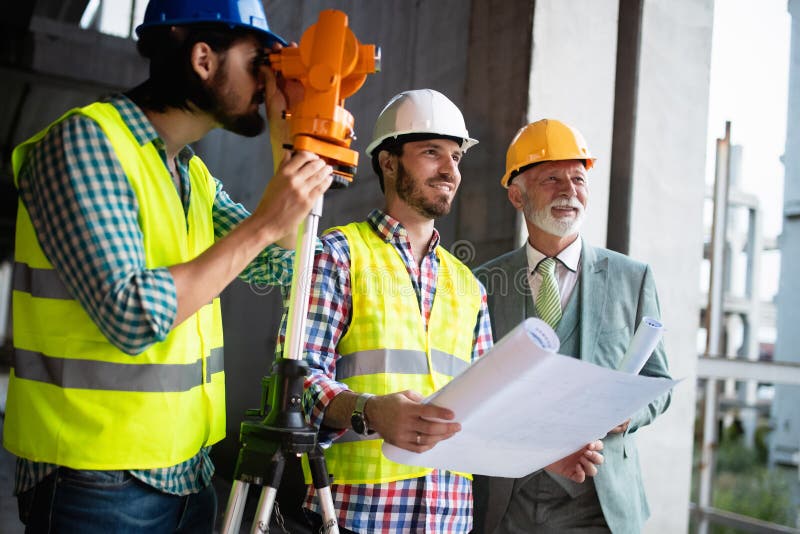 Gruppo di ingegnere di costruzione che lavora nel cantiere fotografie stock libere da diritti Gruppo di ingegnere di costruzione che lavora nel cantiere fotografie stock libere da diritti