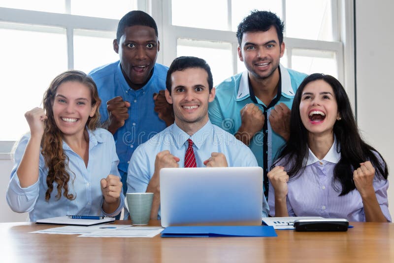 Gruppo di Latino incoraggiante e di busin afroamericano e caucasico fotografie stock Gruppo di Latino incoraggiante e di busin afroamericano e caucasico fotografie stock