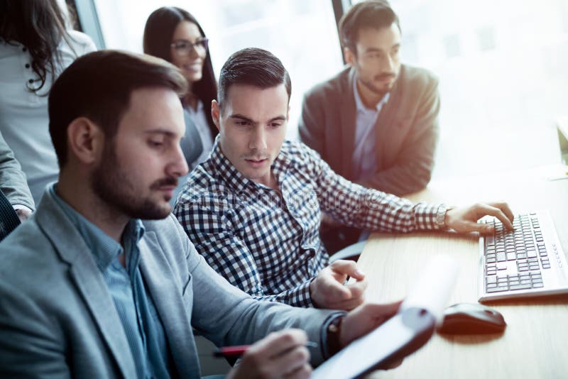 Gruppo di lavoro degli sviluppatori di software e della gente di affari immagini stock libere da diritti Gruppo di lavoro degli sviluppatori di software e della gente di affari immagini stock libere da diritti
