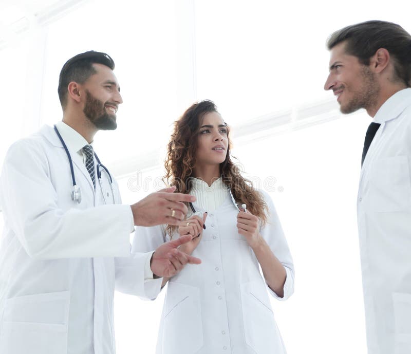 Perché I Dottori Scrivono Male Gruppo Di Medici Che Discutono Nell'ospedale Immagine Stock - Immagine