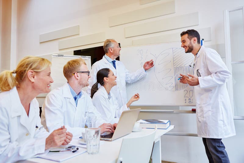 Indagine Medica Effettuata Su Un Gruppo Di Persone Gruppo Di Medici Nella Riunione Come Concetto Di Lavoro Di Squadra