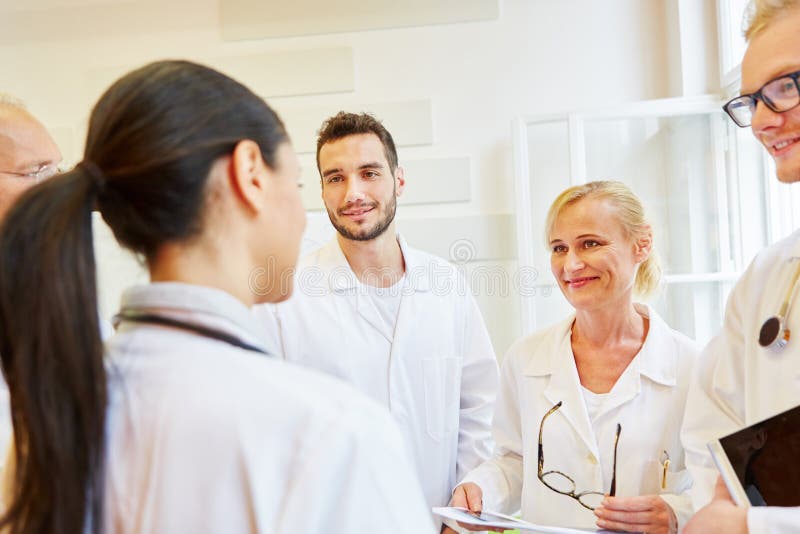 Indagine Medica Effettuata Su Un Gruppo Di Persone Gruppo Di Medici Nella Riunione Come Concetto Di Lavoro Di Squadra