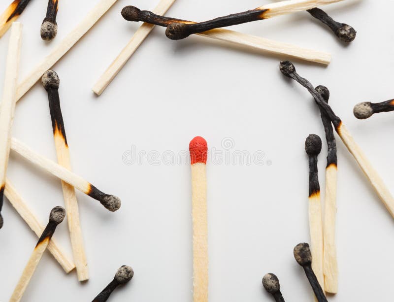 Gruppo di partite bruciate con un fiammifero inutilizzato immagine stock Gruppo di partite bruciate con un fiammifero inutilizzato immagine stock