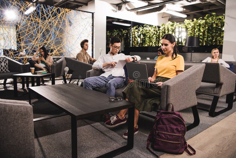gruppo di persone di affari multiculturali che lavorano a coworking moderno fotografia stock libera da diritti gruppo di persone di affari multiculturali che lavorano a coworking moderno fotografia stock libera da diritti