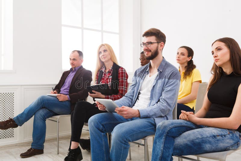 Gruppo di persone che si siedono al seminario, spazio della copia fotografia stock Gruppo di persone che si siedono al seminario, spazio della copia fotografia stock