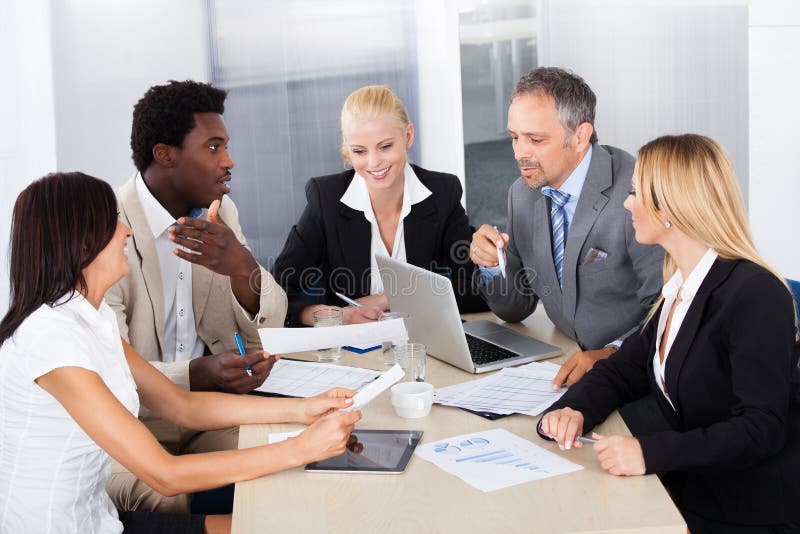 Gruppo di persone di affari che discutono insieme fotografia stock libera da diritti Gruppo di persone di affari che discutono insieme fotografia stock libera da diritti