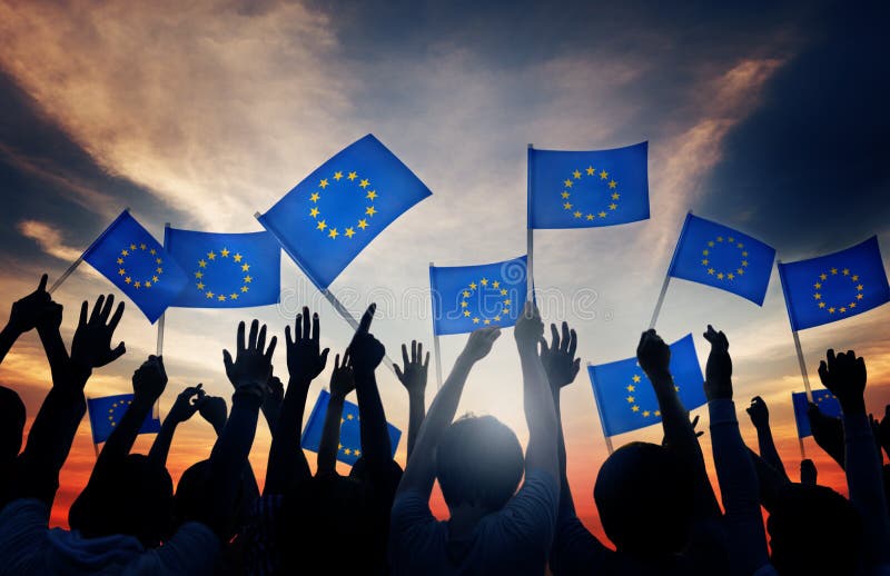 Gruppo di persone le bandiere di Unione Europea d'ondeggiamento