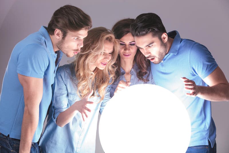 Gruppo di persone stupito che leggono il loro futuro fotografia stock Gruppo di persone stupito che leggono il loro futuro fotografia stock