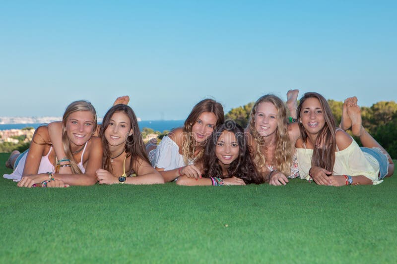 Gruppo di ragazze teenager in buona salute felici immagini stock Gruppo di ragazze teenager in buona salute felici immagini stock