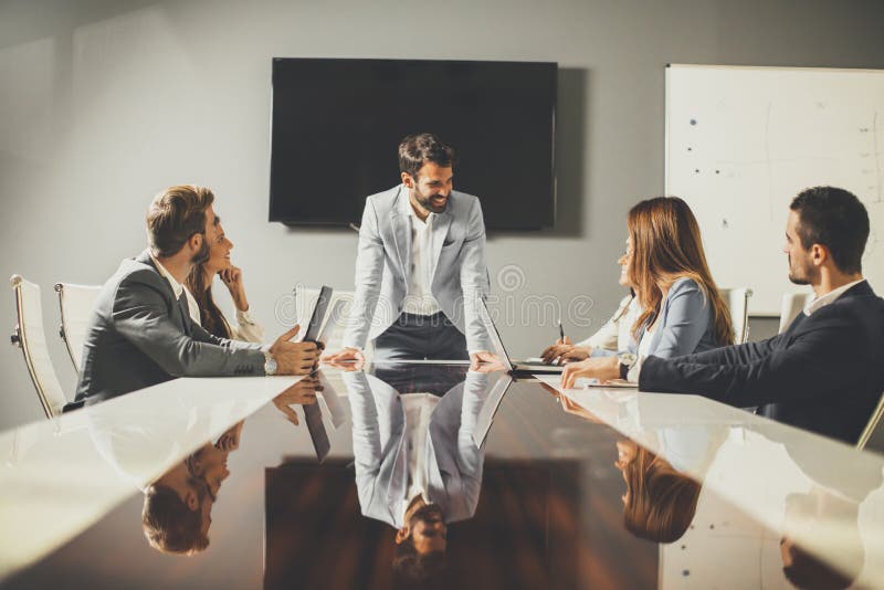 Gruppo di riuscita gente di affari alla riunione nell'ufficio immagine stock Gruppo di riuscita gente di affari alla riunione nell'ufficio immagine stock