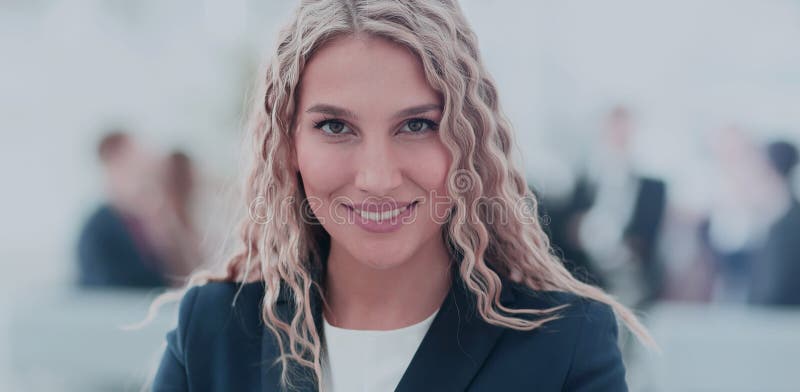 Gruppo di soci commerciali che discutono le idee con il loro capo fotografia stock Gruppo di soci commerciali che discutono le idee con il loro capo fotografia stock