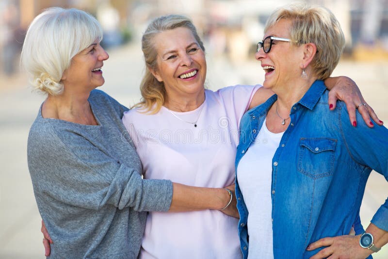 Gruppo di sorridere senior delle donne