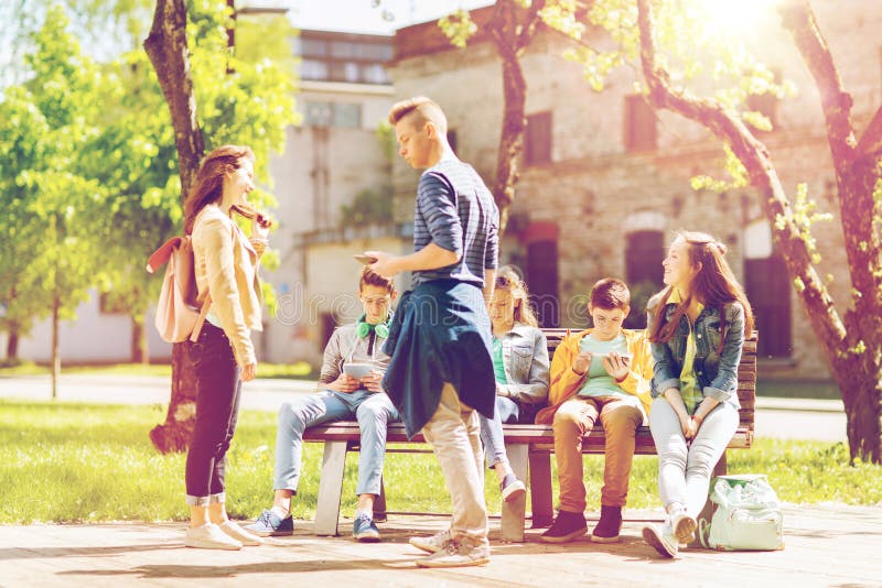Gruppo di studenti adolescenti al cortile della scuola immagine stock libera da diritti Gruppo di studenti adolescenti al cortile della scuola immagine stock libera da diritti