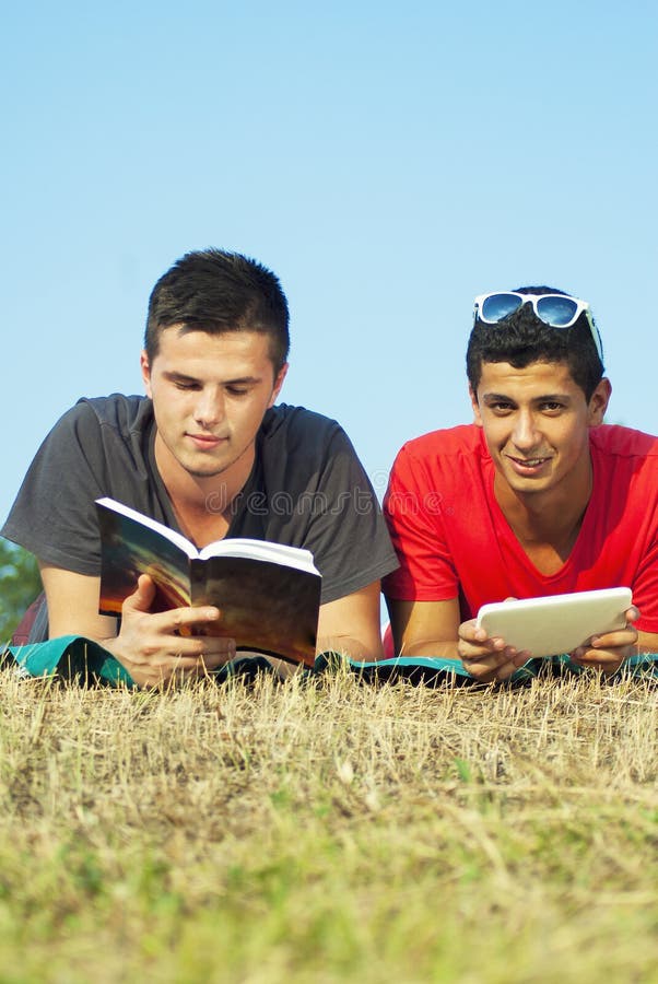Gruppo di studenti che imparano all'aperto immagine stock Gruppo di studenti che imparano all'aperto immagine stock