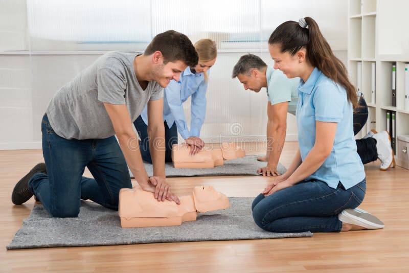 Gruppo di studenti che imparano Cpr immagine stock Gruppo di studenti che imparano Cpr immagine stock