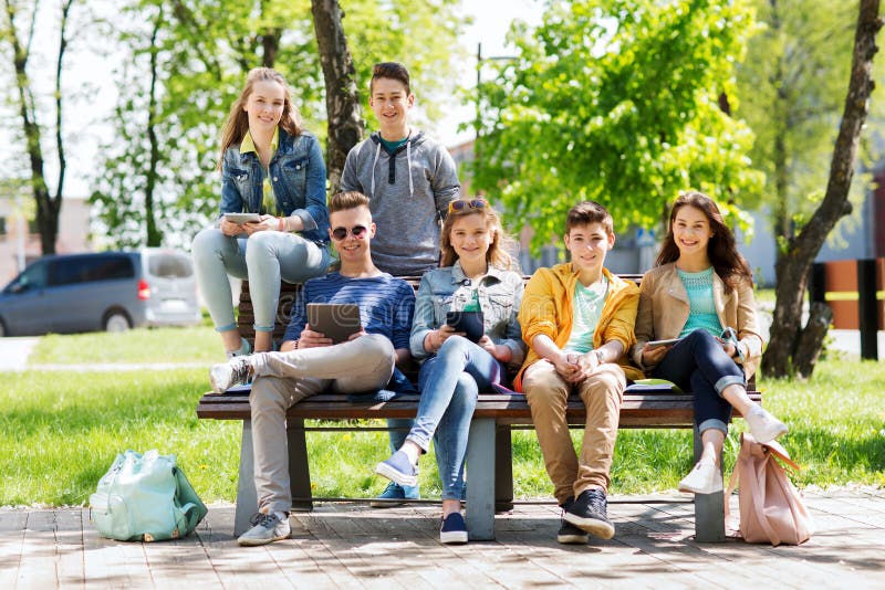 Gruppo di studenti con il pc della compressa al cortile della scuola immagini stock libere da diritti Gruppo di studenti con il pc della compressa al cortile della scuola immagini stock libere da diritti