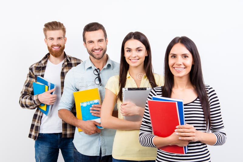Gruppo di studenti felici che stanno in una fila e che sorridono nel casualw immagini stock libere da diritti Gruppo di studenti felici che stanno in una fila e che sorridono nel casualw immagini stock libere da diritti
