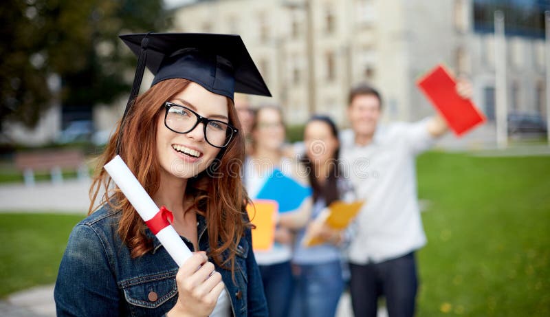 Gruppo di studenti sorridenti con il diploma e le cartelle immagini stock Gruppo di studenti sorridenti con il diploma e le cartelle immagini stock