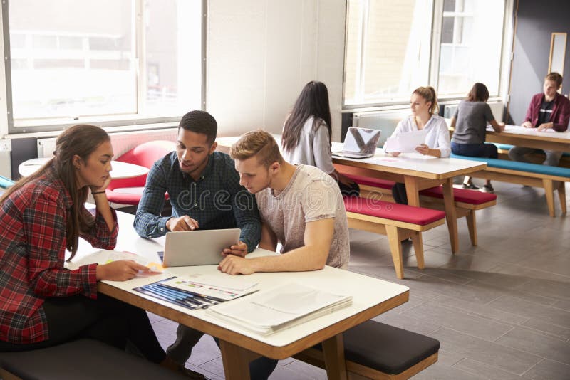 Gruppo di studenti universitari che lavorano nella stanza di studio immagini stock libere da diritti Gruppo di studenti universitari che lavorano nella stanza di studio immagini stock libere da diritti