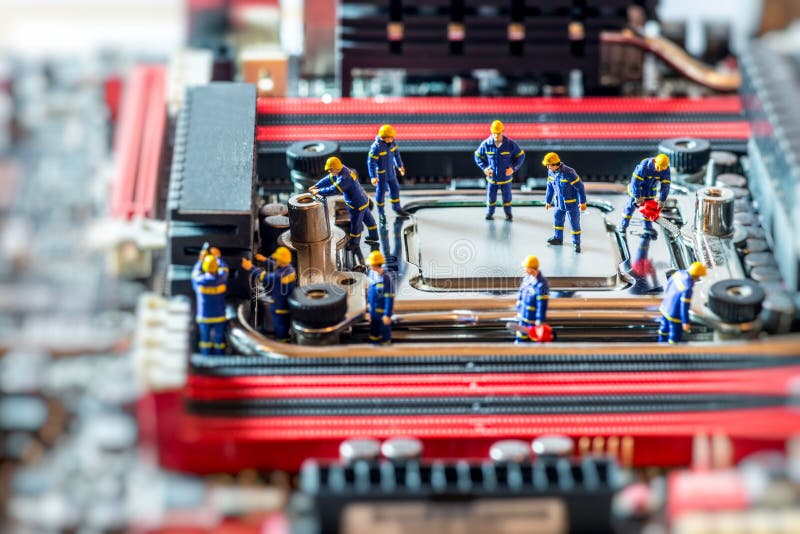 Gruppo di tecnici che riparano CPU Concetto di tecnologia fotografia stock libera da diritti Gruppo di tecnici che riparano CPU Concetto di tecnologia fotografia stock libera da diritti