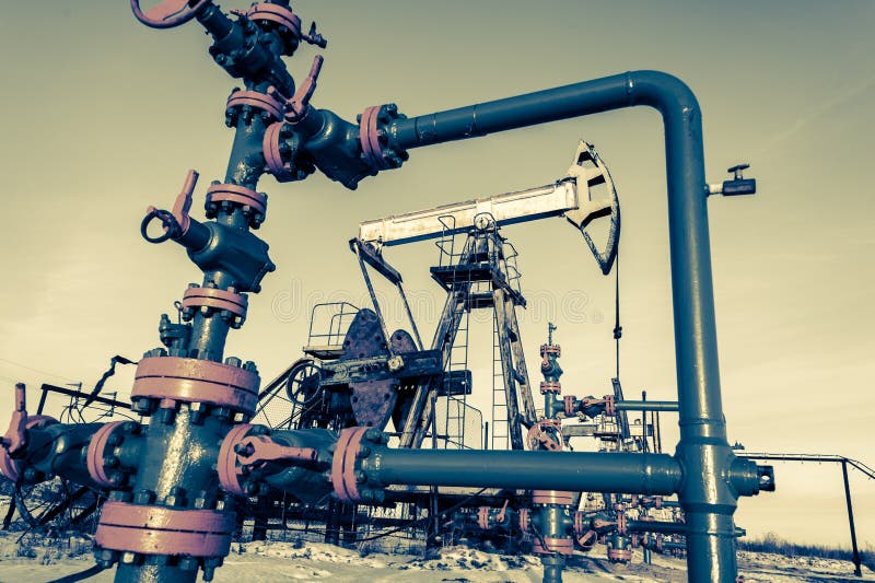 Gruppo di testa di pozzo Giacimento di petrolio con la terra della sabbia fotografia stock Gruppo di testa di pozzo Giacimento di petrolio con la terra della sabbia fotografia stock