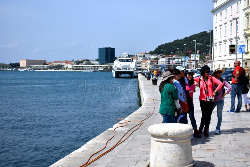 Gruppo di turisti felici che posano per una foto alla spaccatura, Croazia, il 22 aprile 2019 fotografia stock libera da diritti Gruppo di turisti felici che posano per una foto alla spaccatura, Croazia, il 22 aprile 2019 fotografia stock libera da diritti