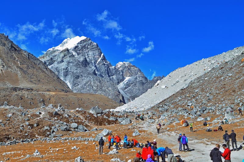 Gruppo di viandanti con gli zainhi sul viaggio in Himalaya, viaggio al campo base Everest immagine stock libera da diritti Gruppo di viandanti con gli zainhi sul viaggio in Himalaya, viaggio al campo base Everest immagine stock libera da diritti