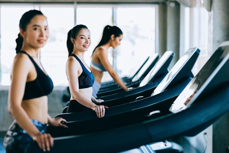 Gruppo di vista laterale di donne attraenti in buona salute di sport sull'eseguire pista Sano, sport, stile di vita, concetto del fotografie stock Gruppo di vista laterale di donne attraenti in buona salute di sport sull'eseguire pista Sano, sport, stile di vita, concetto del fotografie stock
