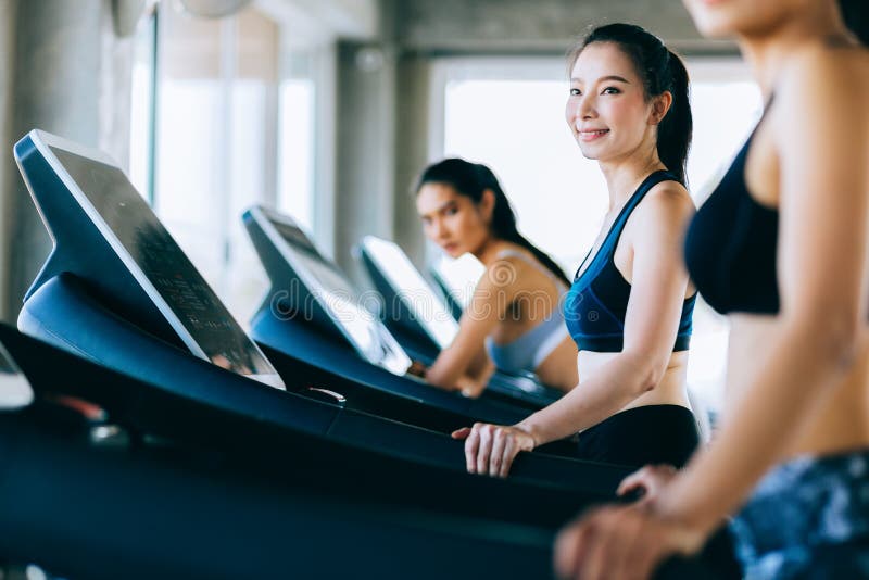 Gruppo di vista laterale di donne attraenti in buona salute di sport sull'eseguire pista Sano, sport, stile di vita, concetto del immagini stock Gruppo di vista laterale di donne attraenti in buona salute di sport sull'eseguire pista Sano, sport, stile di vita, concetto del immagini stock