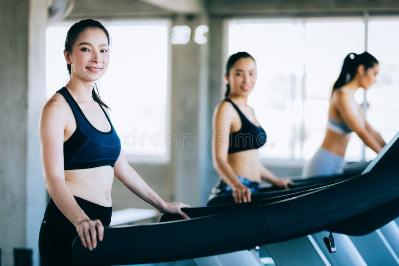 Gruppo di vista laterale di donne attraenti in buona salute di sport sull'eseguire pista Sano, sport, stile di vita, concetto del immagini stock Gruppo di vista laterale di donne attraenti in buona salute di sport sull'eseguire pista Sano, sport, stile di vita, concetto del immagini stock