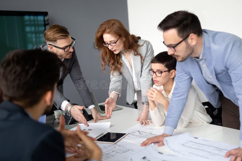 Gruppo e responsabile di affari corporativi in una riunione fotografia stock Gruppo e responsabile di affari corporativi in una riunione fotografia stock