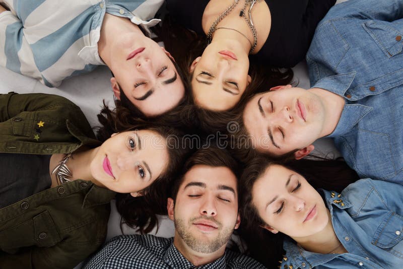 Gruppo felice di anni dell'adolescenza immagine stock Gruppo felice di anni dell'adolescenza immagine stock