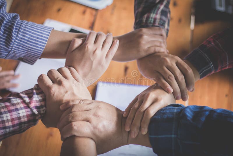 Gruppo giovane che mette le mani su per la nuova partenza nell'ufficio creativo, nel Co-lavoro di Team Teamwork Togetherness Coll fotografia stock Gruppo giovane che mette le mani su per la nuova partenza nell'ufficio creativo, nel Co-lavoro di Team Teamwork Togetherness Coll fotografia stock