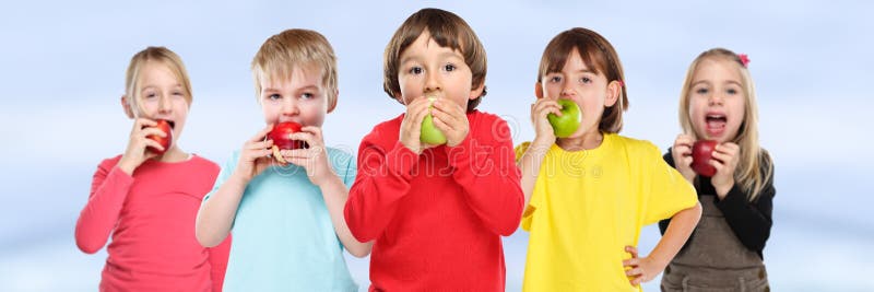 Gruppo mangiante sano di insegna del copyspace della frutta della mela dei bambini dei bambini fotografia stock libera da diritti Gruppo mangiante sano di insegna del copyspace della frutta della mela dei bambini dei bambini fotografia stock libera da diritti