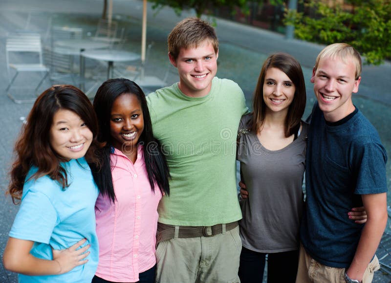 Gruppo Multi-ethnic di adolescenti Gruppo Multi-ethnic di adolescenti