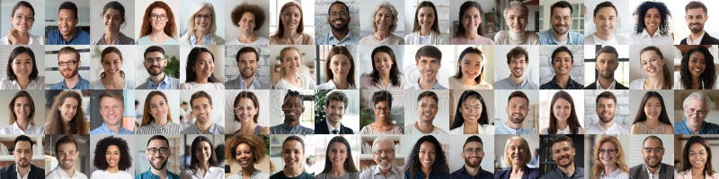 Gruppo multietnico che guarda il mosaico della telecamera immagini stock