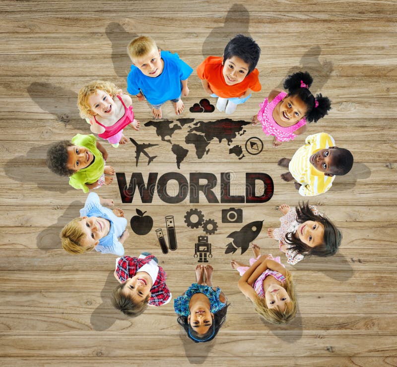 Gruppo multietnico di bambini con la mappa di mondo immagine stock Gruppo multietnico di bambini con la mappa di mondo immagine stock