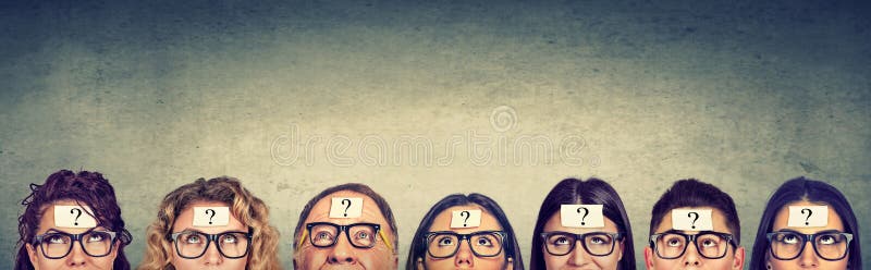Gruppo multietnico di gente di pensiero in vetri con cercare del punto interrogativo fotografia stock