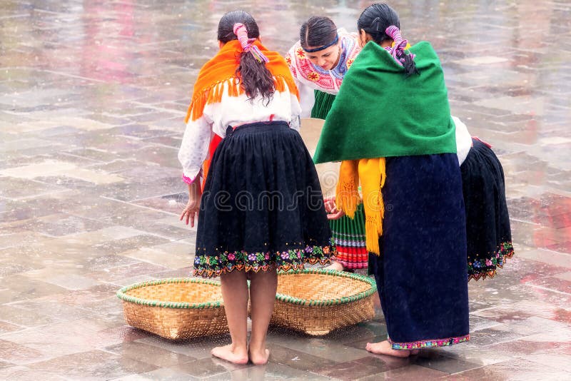 Gruppo non identificato di donne indigene che celebrano fotografia stock Gruppo non identificato di donne indigene che celebrano fotografia stock