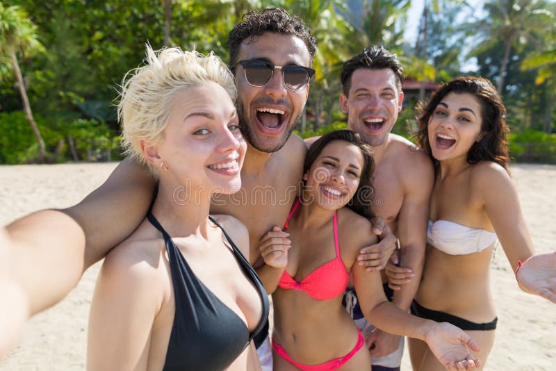 Gruppo sulle vacanze estive della spiaggia, amici sorridenti felici dei giovani che prendono l'oceano del mare della foto di Self fotografia stock libera da diritti Gruppo sulle vacanze estive della spiaggia, amici sorridenti felici dei giovani che prendono l'oceano del mare della foto di Self fotografia stock libera da diritti