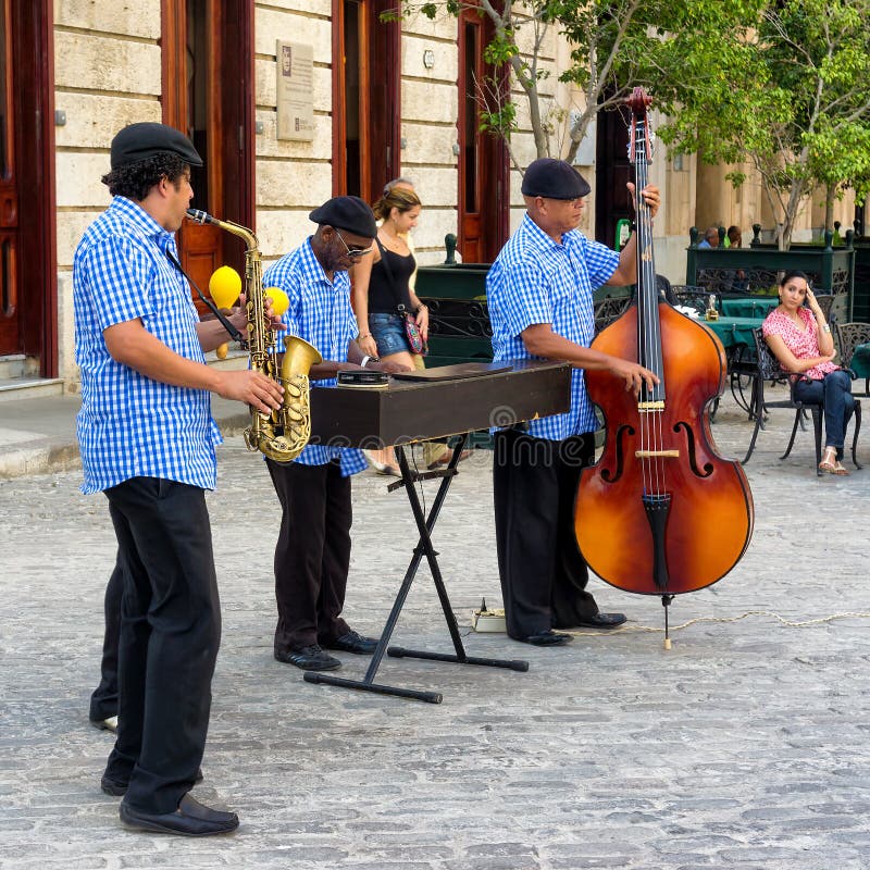 Gruppo tradizionale di musica che gioca a vecchia Avana fotografia stock Gruppo tradizionale di musica che gioca a vecchia Avana fotografia stock