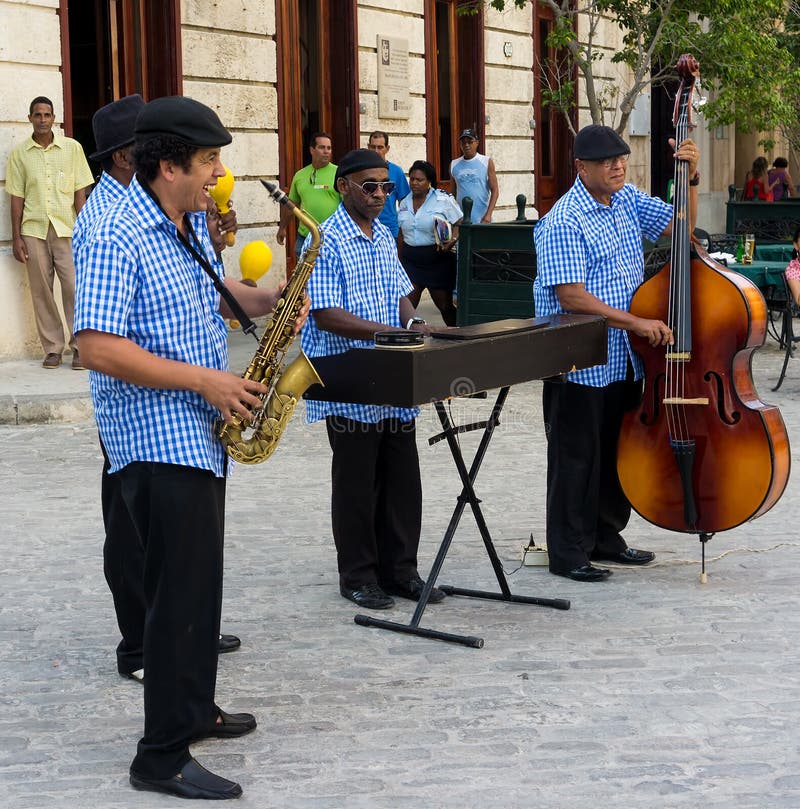 Gruppo tradizionale di musica che gioca a vecchia Avana immagine stock Gruppo tradizionale di musica che gioca a vecchia Avana immagine stock