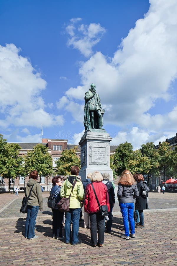 Gruppo turistico a re William I, L'aia, Paesi Bassi della statua fotografie stock libere da diritti Gruppo turistico a re William I, L'aia, Paesi Bassi della statua fotografie stock libere da diritti