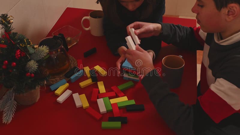 Grupuri de joacă în familie pe o masă festivă stock footage