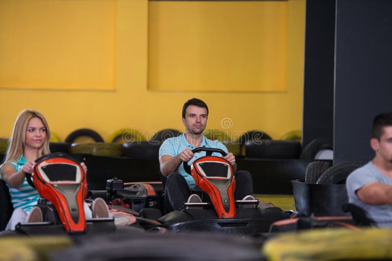 Grupy Ludzi jeżdżenie iść Karting rasa obraz royalty free Grupy Ludzi jeżdżenie iść Karting rasa obraz royalty free