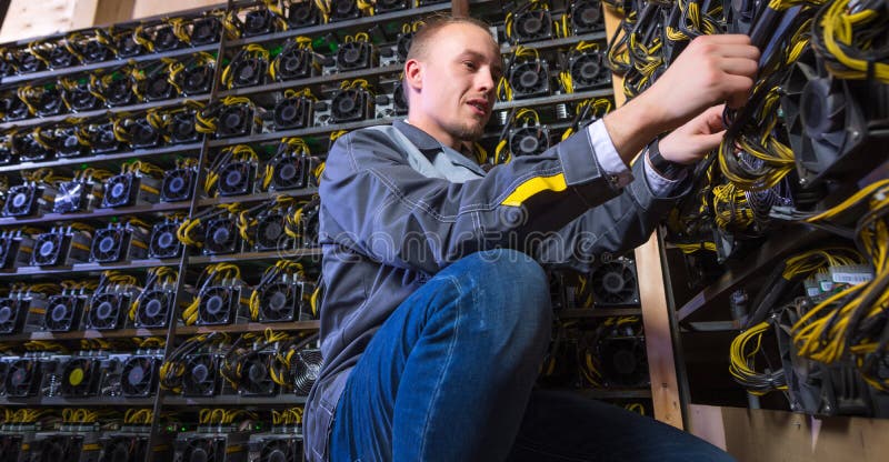 Gruvarbetarebitcoincryptocurrency arkivfoto Gruvarbetarebitcoincryptocurrency arkivfoto