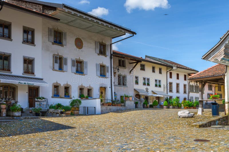 Gruyeres, Suiza - 10 de junio de 2016: Medieval idílico el smal fotografía de archivo