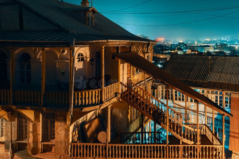 Gruzja, Tbilisi - 05 02 2019 - Nighttime w Tbilisi starym grodzkim okręgu Stara drewniana architektura - noc wizerunek zdjęcie royalty free Gruzja, Tbilisi - 05 02 2019 - Nighttime w Tbilisi starym grodzkim okręgu Stara drewniana architektura - noc wizerunek zdjęcie royalty free